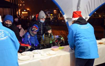 Za czym kolejka ta stoi? Za porcją smażonej rybki z kapustą - zdjęcie 15