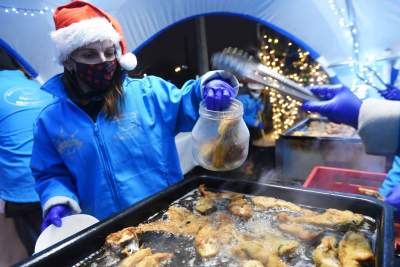 Za czym kolejka ta stoi? Za porcją smażonej rybki z kapustą - zdjęcie 10