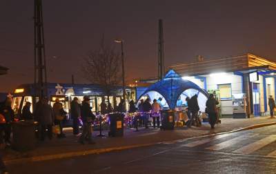 Za czym kolejka ta stoi? Za porcją smażonej rybki z kapustą - zdjęcie 9