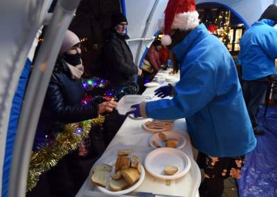 Za czym kolejka ta stoi? Za porcją smażonej rybki z kapustą - zdjęcie 7