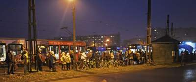 Za czym kolejka ta stoi? Za porcją smażonej rybki z kapustą - zdjęcie 1