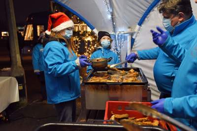 Za czym kolejka ta stoi? Za porcją smażonej rybki z kapustą - zdjęcie 8