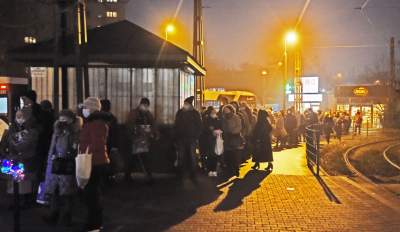 Za czym kolejka ta stoi? Za porcją smażonej rybki z kapustą - zdjęcie 2