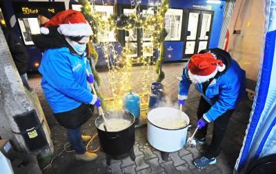 Za czym kolejka ta stoi? Za porcją smażonej rybki z kapustą - zdjęcie 4
