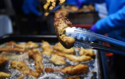 Za czym kolejka ta stoi? Za porcją smażonej rybki z kapustą - zdjęcie 13