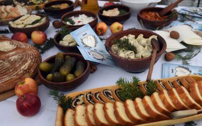 Wigilia dla bezdomnych i potrzebujących. fot. Marek Lasyk - zdjęcie 35