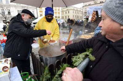 Wigilia dla bezdomnych i potrzebujących. fot. Marek Lasyk - zdjęcie 14