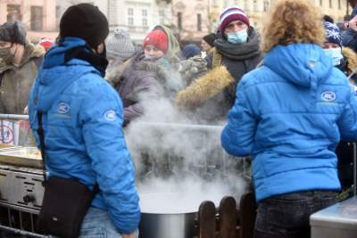 Wigilia dla bezdomnych i potrzebujących. fot. Marek Lasyk - zdjęcie 28