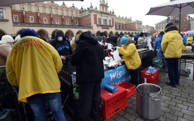 Wigilia dla bezdomnych i potrzebujących. fot. Marek Lasyk - zdjęcie 25
