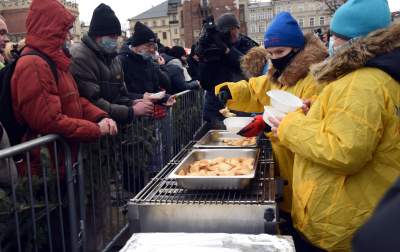 Wigilia dla bezdomnych i potrzebujących. fot. Marek Lasyk - zdjęcie 7