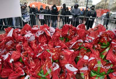 Wigilia dla bezdomnych i potrzebujących. fot. Marek Lasyk - zdjęcie 36