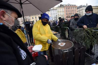 Wigilia dla bezdomnych i potrzebujących. fot. Marek Lasyk - zdjęcie 4