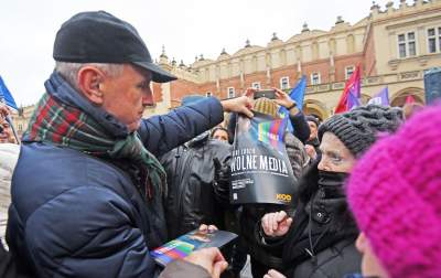 Protest w obronie wolnych mediów. fot. Marek Lasyk - zdjęcie 17