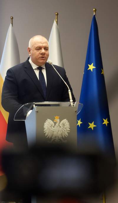 "Sasin zapina wszystko na ostatni guzik". Z cyklu politycy w (krzywym) obiektywie Lasyka - zdjęcie 10