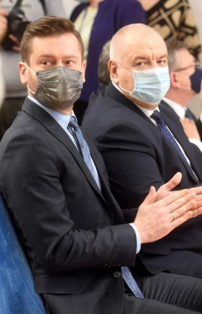 "Sasin zapina wszystko na ostatni guzik". Z cyklu politycy w (krzywym) obiektywie Lasyka - zdjęcie 7