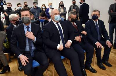 "Sasin zapina wszystko na ostatni guzik". Z cyklu politycy w (krzywym) obiektywie Lasyka - zdjęcie 5