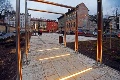 Plac Biskupi po modernizacji. Wiosną będzie tu pięknie - zdjęcie 17