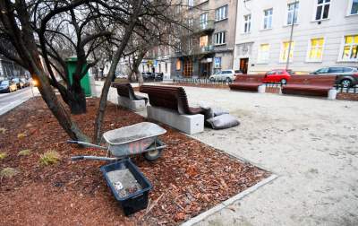 Plac Biskupi po modernizacji. Wiosną będzie tu pięknie - zdjęcie 36