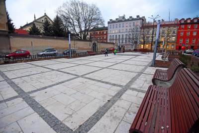 Plac Biskupi po modernizacji. Wiosną będzie tu pięknie - zdjęcie 7