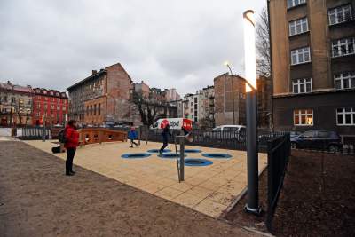 Plac Biskupi po modernizacji. Wiosną będzie tu pięknie - zdjęcie 15