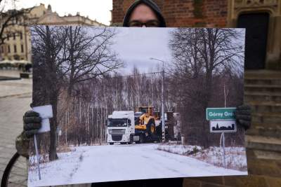 Zbudowali na Rynku tekturowy mur i go obalili.  "Murowana katastrofa" - zdjęcie 19