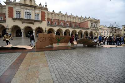 Zbudowali na Rynku tekturowy mur i go obalili.  "Murowana katastrofa" - zdjęcie 10