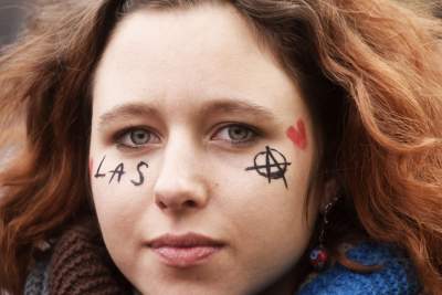 Zbudowali na Rynku tekturowy mur i go obalili.  "Murowana katastrofa" - zdjęcie 37