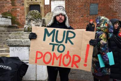 Zbudowali na Rynku tekturowy mur i go obalili.  "Murowana katastrofa" - zdjęcie 13