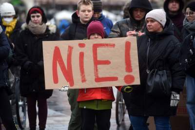 Zbudowali na Rynku tekturowy mur i go obalili.  "Murowana katastrofa" - zdjęcie 31