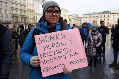 Zbudowali na Rynku tekturowy mur i go obalili.  "Murowana katastrofa" - zdjęcie 17