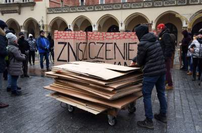 Zbudowali na Rynku tekturowy mur i go obalili.  "Murowana katastrofa" - zdjęcie 1