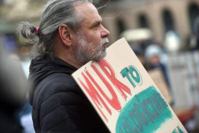 Zbudowali na Rynku tekturowy mur i go obalili.  "Murowana katastrofa" - zdjęcie 30