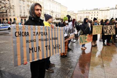 Zbudowali na Rynku tekturowy mur i go obalili.  "Murowana katastrofa" - zdjęcie 24