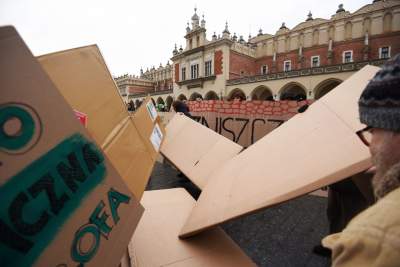 Zbudowali na Rynku tekturowy mur i go obalili.  "Murowana katastrofa" - zdjęcie 2