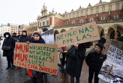 Zbudowali na Rynku tekturowy mur i go obalili.  "Murowana katastrofa" - zdjęcie 21