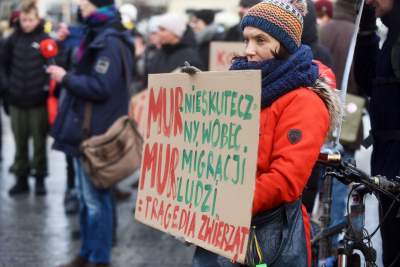 Zbudowali na Rynku tekturowy mur i go obalili.  "Murowana katastrofa" - zdjęcie 26