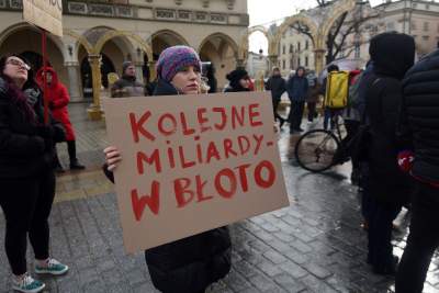 Zbudowali na Rynku tekturowy mur i go obalili.  "Murowana katastrofa" - zdjęcie 18