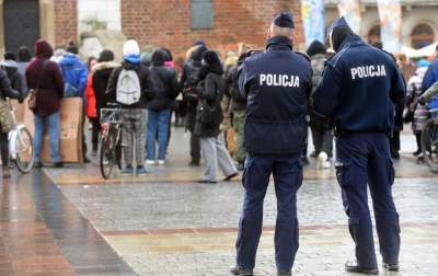 Zbudowali na Rynku tekturowy mur i go obalili.  "Murowana katastrofa" - zdjęcie 35