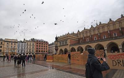Zbudowali na Rynku tekturowy mur i go obalili.  "Murowana katastrofa" - zdjęcie 6