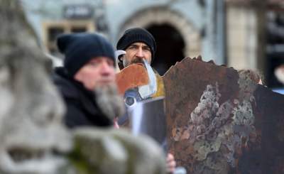 Zbudowali na Rynku tekturowy mur i go obalili.  "Murowana katastrofa" - zdjęcie 27