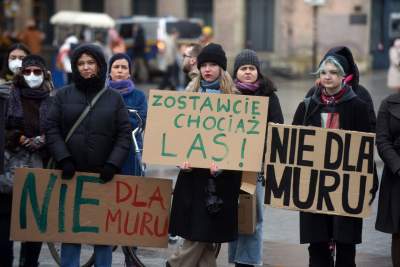 Zbudowali na Rynku tekturowy mur i go obalili.  "Murowana katastrofa" - zdjęcie 25