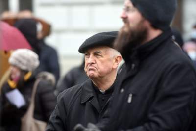 Jeden z najbardziej nieudanych pomników w Krakowie. Bronią go różańcem - zdjęcie 13