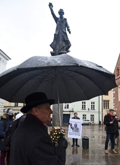 Jeden z najbardziej nieudanych pomników w Krakowie. Bronią go różańcem - zdjęcie 10