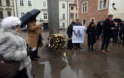 Jeden z najbardziej nieudanych pomników w Krakowie. Bronią go różańcem - zdjęcie 8