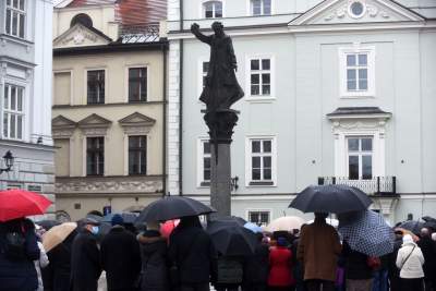 Jeden z najbardziej nieudanych pomników w Krakowie. Bronią go różańcem - zdjęcie 17