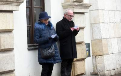 Jeden z najbardziej nieudanych pomników w Krakowie. Bronią go różańcem - zdjęcie 15