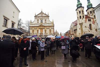 Jeden z najbardziej nieudanych pomników w Krakowie. Bronią go różańcem - zdjęcie 6