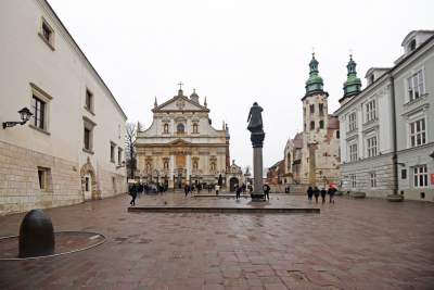 Jeden z najbardziej nieudanych pomników w Krakowie. Bronią go różańcem - zdjęcie 1