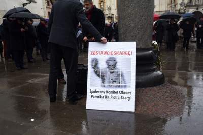 Jeden z najbardziej nieudanych pomników w Krakowie. Bronią go różańcem - zdjęcie 4