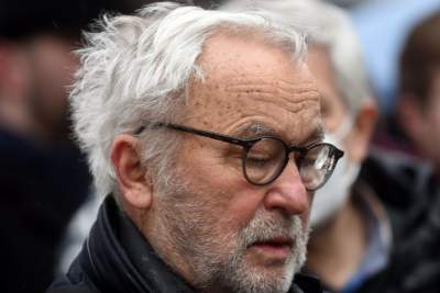 Jeden z najbardziej nieudanych pomników w Krakowie. Bronią go różańcem - zdjęcie 20